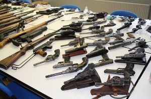 Ein Waffennarr aus Sachsenheim hat in seinem Keller Gewehre, Pistolen und Panzerfäuste gesammelt.  Foto: Polizeipräsidium Ludwigsburg
