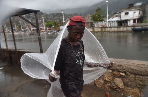 Die sintflutartigen Regenfälle, die der Wirbelsturm Irma mit sich bringt, könnten in dem Land Haiti schlimme Folgen haben: Hilfsorganisationen befürchten neben Überschwemmungen und Erdrutschen, dass die Frischwasserversorgung zum Erliegen kommen wird. Foto: AFP