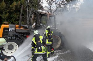 In Gechingen hat ein Traktor gebrannt. Die Rauchsäule war bis nach Calw zu sehen. Foto: Polizei