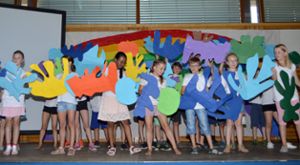 Mit einer Matisse tragen die  Schüler zur feierlichen Verabschiedung bei. Fotos: Herzog Foto: Schwarzwälder Bote