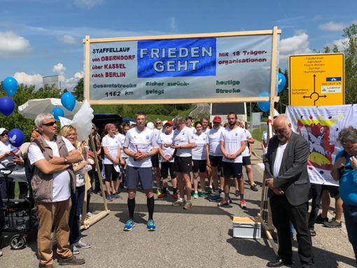 Ein bundesweiter Staffellauf startete vor den Toren von Heckler & Koch in Oberndorf. Foto: (nil)