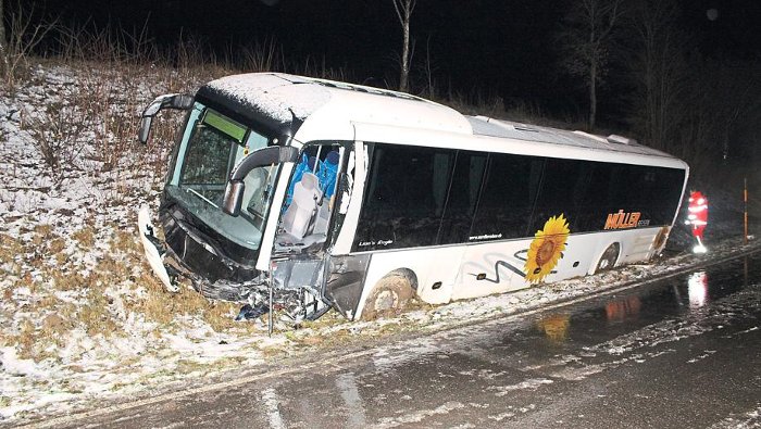 Auto kracht in Bus: Frau bei Unfall schwer verletzt 