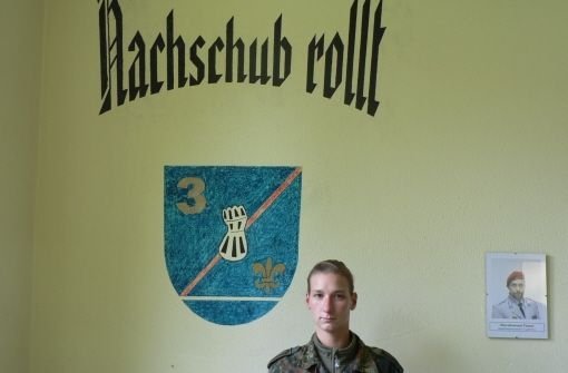 „Ich bin stolz darauf, Deutschland zu dienen“: Carolin Gieser steht vor dem Wappen des Das Wappen ist 3. Logistikbataillon 461 in ihrer Kaserne in Walldürn Foto: Anne Guhlich