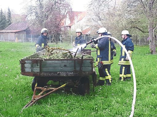 Rasch bringt die Böhringer Feuerwehr den Hänger-Brand unter Kontrolle Foto: Feuerwehr