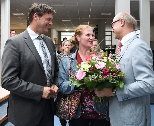 Wolfgang Kronenbitter (rechts) gratuliert Peter und Janet Rosenberger zum Wahlsieg.  Foto: Hopp