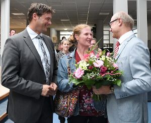 Wolfgang Kronenbitter (rechts) gratuliert Peter und Janet Rosenberger zum Wahlsieg.  Foto: Hopp