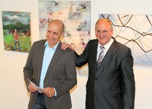Oberbürgermeister Jürgen Großmann (rechts) und Andreas Wohlfarth eröffneten die Ausstellung Kunst auf Abwegen im Nagolder Steinhaus. Zu sehen sind    Werke verschiedener Preisträger der vergangenen Jahre.  Foto: Priestersbach Foto: Schwarzwälder-Bote