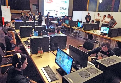 Für die Fire-Fighter-LAN-Party stehen in der Stadthalle 20 Computer bereit.  Foto: Vaas Foto: Schwarzwälder-Bote