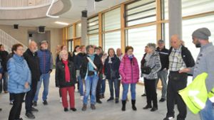 Zahlreich erscheinen die Besucher, um sich bei einer öffentlichen Führung durch den ersten Bau über den Blumberger Schulcampus zu informieren. Foto: Hans Herrmann