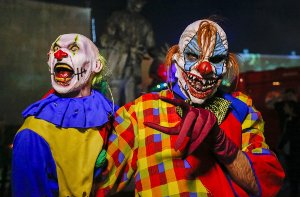 Die oft in gruseligen Clown-Kostümen auftretenden Täter wollen unbeteiligte Personen erschrecken oder auch angreifen. Jetzt wurde auch einer in Sulz gesichtet. (Symbolfoto) Foto: EPA