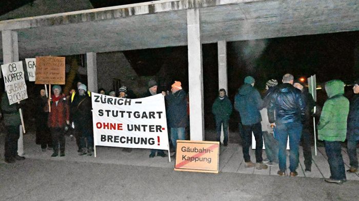 Demo vor der Stadthalle richtet sich gegen Stuttgarter OB