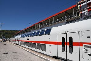 Der neue Fernverkehrszug IC 2 hält drei Minuten lang in Horb. Er soll Stuttgart und Singen im Zweistundentakt verbinden.  Foto: Hopp
