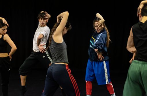 Dunja Jocic (2. von rechts) probt mit den Junioren von Gauthier Dance für ihre Uraufführung „Ayda“. Foto: Gauthier Dance/Jeanette Bak