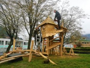 Sigurd Hafen (von links) und Hannes Lepold bauen im Hof des Kindergartens St. Nikolaus ein Schlösschen aus Holz. Foto: Rahmann
