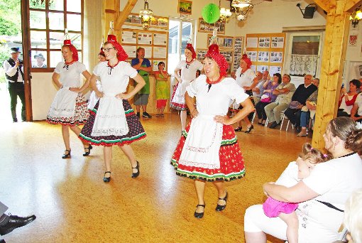 Das Tanzensemble Jancsika versteht es, die Zuschauer mitzureißen. Foto: Brezing Foto: Schwarzwälder-Bote