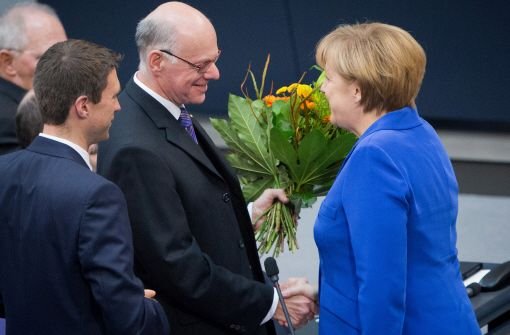 Er gilt auch in den eigenen Reihen als unbequem: Trotzdem - oder vielleicht gerade deswegen - wird Bundestagspräsident Lammert (Mitte, mit Kanzlerin Angela Merkel (rechts) mit seinem besten Ergebnis wiedergewählt. Er sieht das als „Ermutigung und Verpflichtung“. Foto: dpa