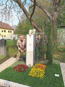 Thomas Vogt (links) aus Geislingen/Steige und Lukas Graf  aus Loßburg bei der Bundesgartenschau an dem von ihnen gestalteten Grab.  Foto: Privat Foto: Schwarzwälder Bote
