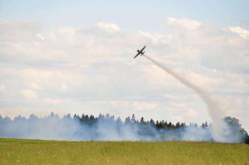 Spektakuläre Akrobatik über dem Musbacher Himmel ist am 20 und 21. Juli auf dem dortigen Fluggelände zu sehen. Auch die legendäre Minimoa und Hochleistungssegelflugzeuge wie der Nimbus 4 DM (rundes Bild rechts) sind dabei. Foto: Schwark