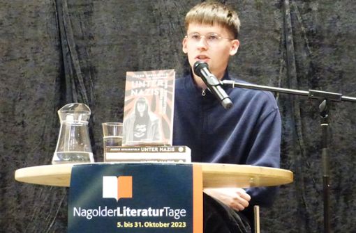 Jakob Springfeld las den Zuhörern aus seinem Buch „Unter Nazis“ vor und tauschte sich mit seinem Publikum zu diesem Thema aus. Foto: Barbara Rennig