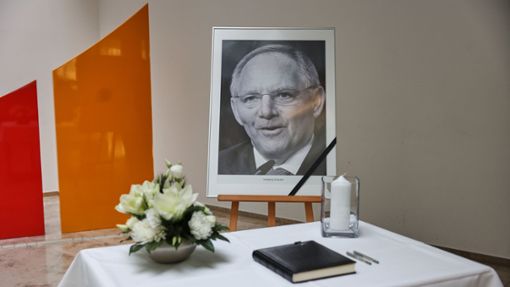 Im Konrad-Adenauer-Haus in Berlin liegt ein Kondolenzbuch für den verstorbenen Wolfgang Schäuble aus. Foto: dpa/Jörg Carstensen