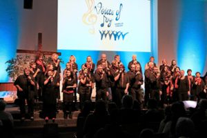 Der Gospelchor Voices of Joy begeistert beim Auftritt im Gemeindesaal. Foto: Jauch Foto: Schwarzwälder Bote