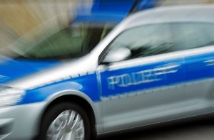 Bislang Unbekannte haben in Schorndorf am Donnerstag ein Stahlseil über die Straße gespannt. Ein 42-jähriger Autofahrer bemerkte dies nicht und fuhr dagegen. Foto: dpa