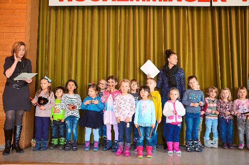 Mit fröhlichen Liedern und Gedichten erfreuten die Kinder aus dem Kindergarten Funkelstein die Gäste beim Seniorennachmittag in der Gemeindehalle.   Foto: Kaletta Foto: Schwarzwälder-Bote