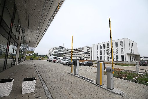 Mit einem Schrankensystem will der Inhaber des Sidonia-Gesundheitsparks seinen Parkplatz für Kunden und Patienten frei halten. Foto: Eich