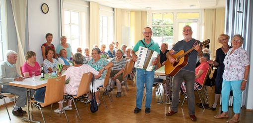 Werner Reich und Wolfgang Hauser unterhielten die Senioren beim Sommerfest mit Gassenhauern.  Foto: Preuß Foto: Schwarzwälder Bote