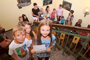 Die Kinder halten die Anmeldezettel für ihre Wunschprogramme bereit.   Foto: Ziechaus Foto: Schwarzwälder-Bote