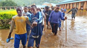 In Ruanda haben Regenfälle Überschwemmungen und Hangrutschungen verursacht, die die Menschen dort in Not stürzen. Der Hechinger Hilfsverein  Kinder brauchen Frieden leistet hier Soforthilfe und hofft auf Unterstützung durch Spenden.  Fotos: Düll Foto: Schwarzwälder Bote