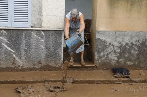Nach dem Unwetter im Osten Mallorcas: Die Anwohner säubern ihre Häuser von der braunen Schlammflut. Foto: dpa