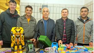 Wollen Kindern mit Spielsachen eine Freude machen (von links): Alexander Novak, Yasin Solmaz, Selahaddin Benli, Tolga Han Yilmaz und Harun Yildirim. Foto: Freundeskreis