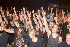 Auch in diesem Jahr sollen wieder viele Rock- und Metalfans in Geislingen gemeinsam feiern.  Foto: Bartler