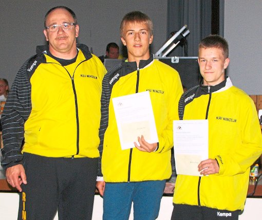 WRV-Jugendreferent Frank King überreichte  Benedikt Fus und Philipp Ganter (von links) vom KSV Winzeln ihre Auszeichnungen. Foto: Trik Foto: Schwarzwälder-Bote