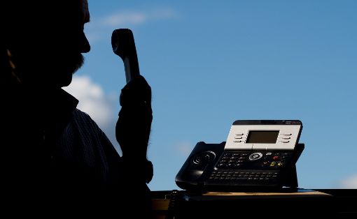 Die Polizei warnt wieder vor Telefonbetrügern. (Symbolfoto) Foto: Stratenschulte