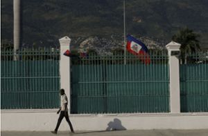 Die haitianische Flagge weht auf Halbmast vor dem Präsidentenpalast in Port-au-Prince. Foto: dpa/Fernando Llano