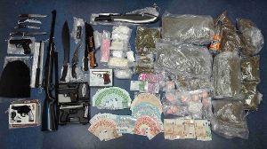 Die sichergestellten Drogen und Waffen nebst Bargeld. Foto: Polizei