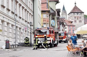 An das  Gebäude der Firma Telekom wird eine Leiter gestellt. Die Feuerwehr hat am Donnerstag geübt. Foto: Siegmeier Foto: Schwarzwälder-Bote