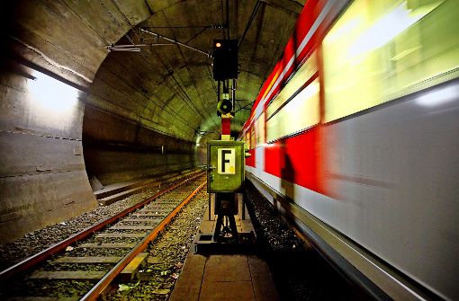 Im S-Bahn-Tunnel in der Innenstadt sind viele Reparaturen nötig. Sie werden in 35 Nächten jeweils von Montag auf Dienstag erledigt. Diesen Montag geht es los. Foto: Lg/Piechowski