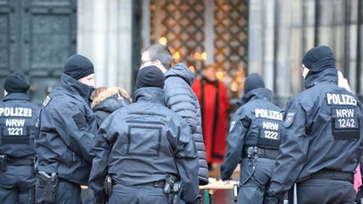 Die Polizei hat am Kölner Dom die Sicherheitsmaßnahmen hochgefahren. Foto: dpa/Sascha Thelen