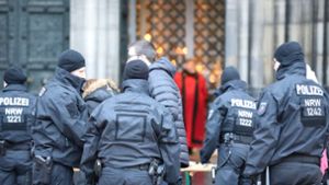 Die Polizei hat am Kölner Dom die Sicherheitsmaßnahmen hochgefahren. Foto: dpa/Sascha Thelen