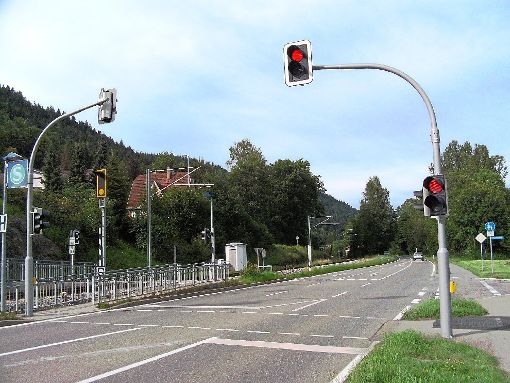 Nur noch wenn ein Fußgänger die Ampel betätigt, leuchtet diese bei der S-Bahn-Haltestelle Wildbad Nord an der Calmbacher Straße für den Fahrzeugverkehr auf. Foto: Schabert Foto: Schwarzwälder-Bote