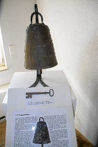 Die Pumpelschelle ist nach einigen Wirrungen nun im Börstinger Dorfmuseum angekommen. Foto: Bieger Foto: Schwarzwälder-Bote