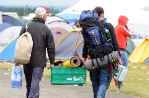 Zwei Besucher bei der Anreise auf dem Campinggelände des Southside-Festivals in Neuhausen ob Eck. Mit Wasser und Bier haben die beiden ihre Grundverpflegung gesichert. Foto: dpa