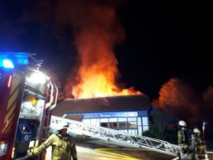 Das Gasthaus steht in Flammen. Foto: Feuerwehr