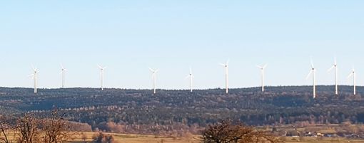 Elf Windräder  ragen im Wald zwischen Straubenhardt, Dennach, Dobel und Neusatz gen Himmel. Foto: Kugel