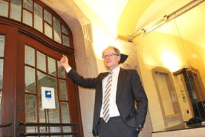Landgerichtspräsident Dietmar Foth zeigt, was sich am Gebäudeeingang alles ändern wird.  Foto: Schulz