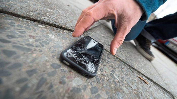 Handy fällt wegen Radfahrer zu Boden