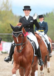 Julia Schneider vom RFV Rottweil freut sich in Schutterwald über  den  Vizetitel in der Dressur der jungen Reiter.  Foto: Müller